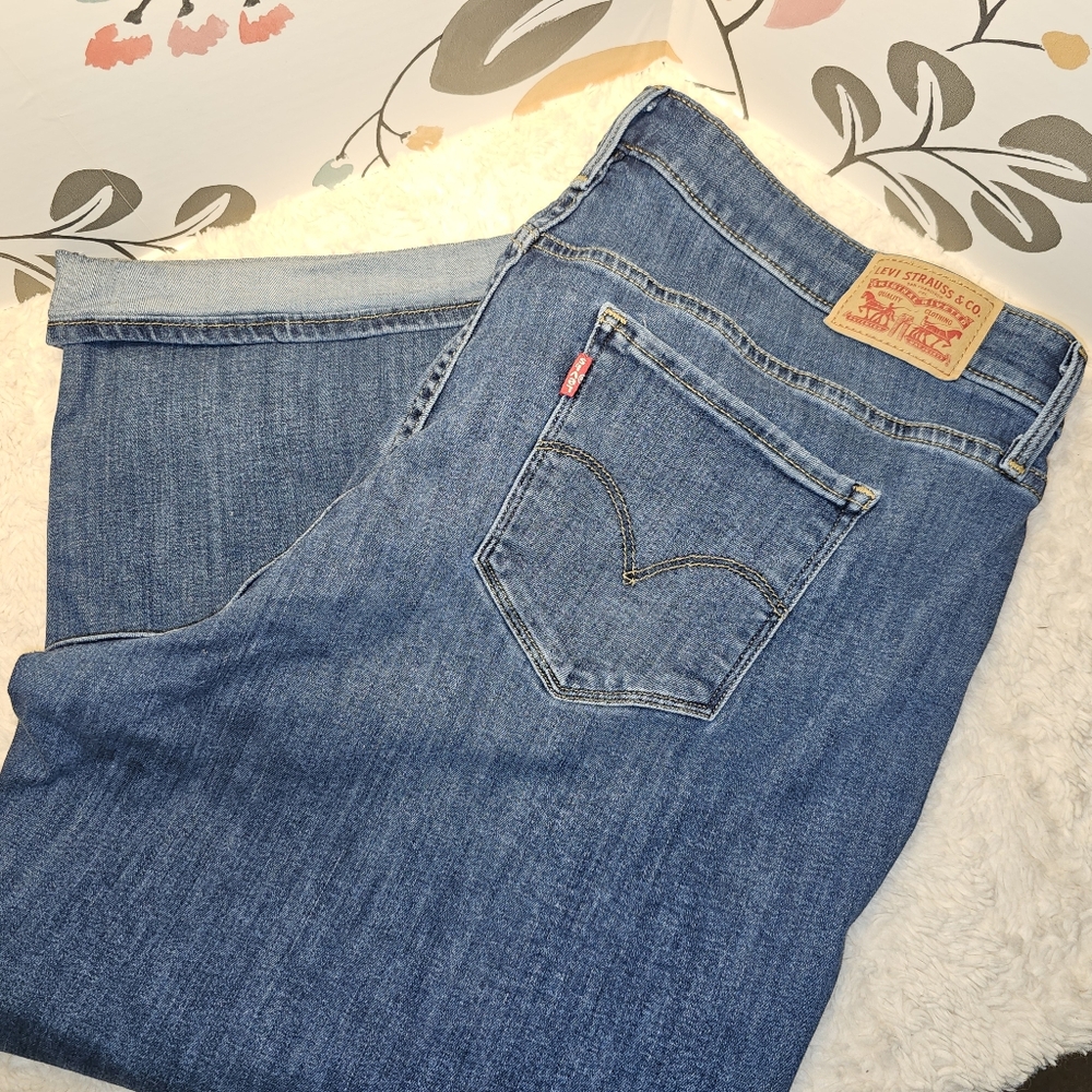 EUC LEVIS 22W CUFFED CROPPED DENIM CAPRIS